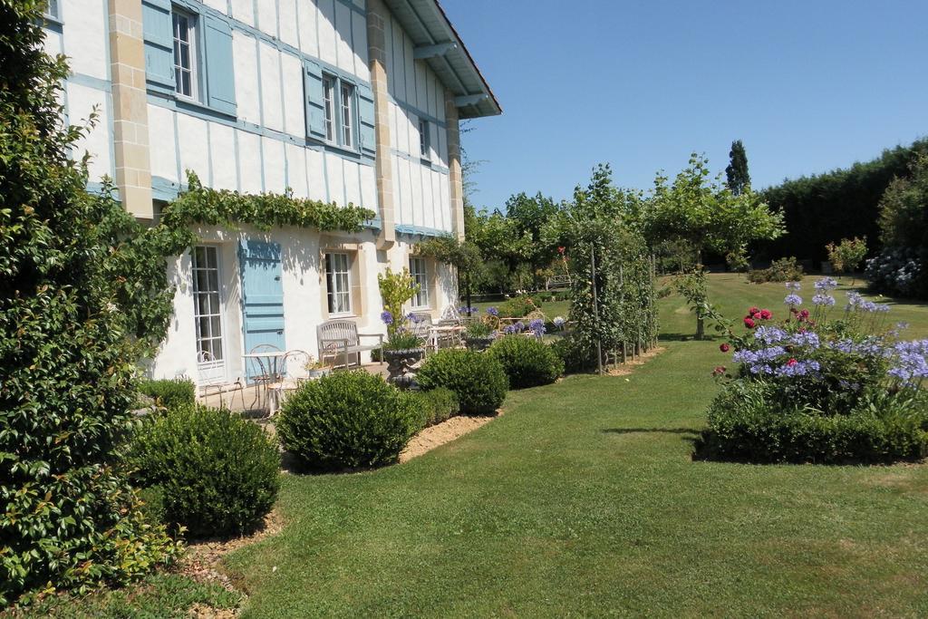 Les Volets Bleus Bed & Breakfast Arcangues Exterior photo